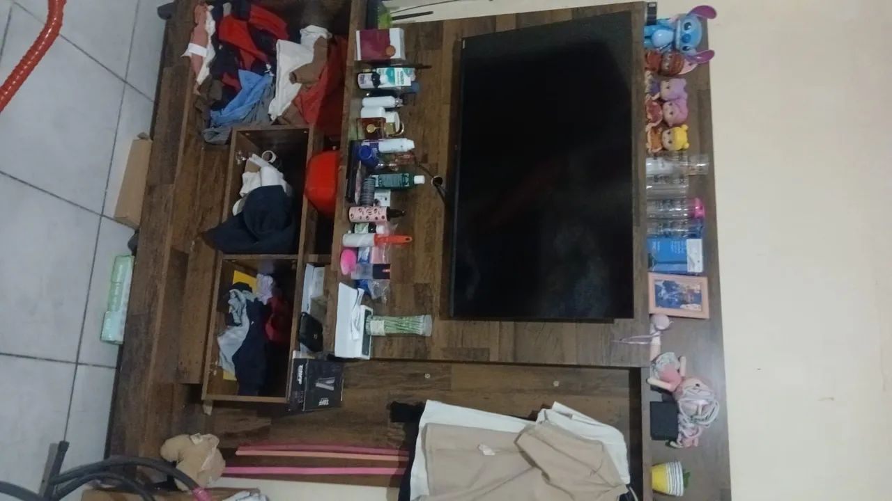 Vendo uma TV uma cama um painel  - Foto 5