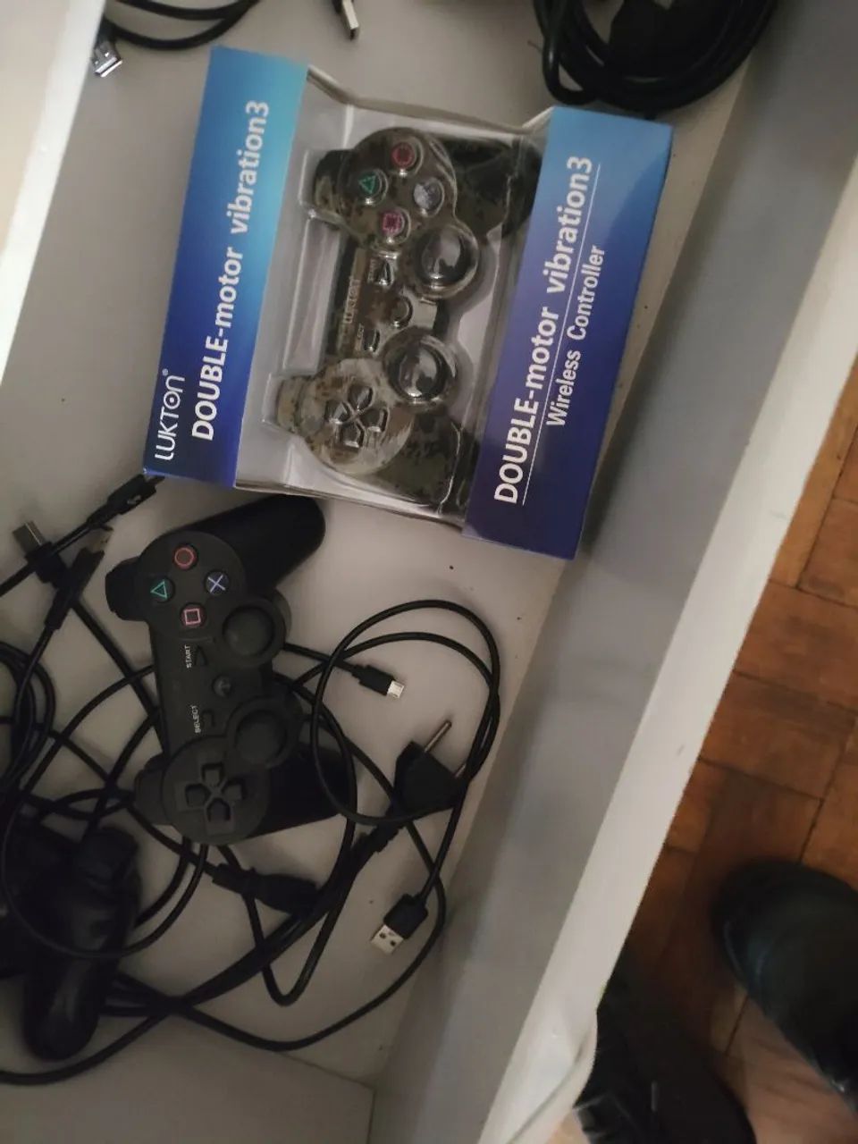 vendo ps3 destravado com duas manetes  - Foto 2