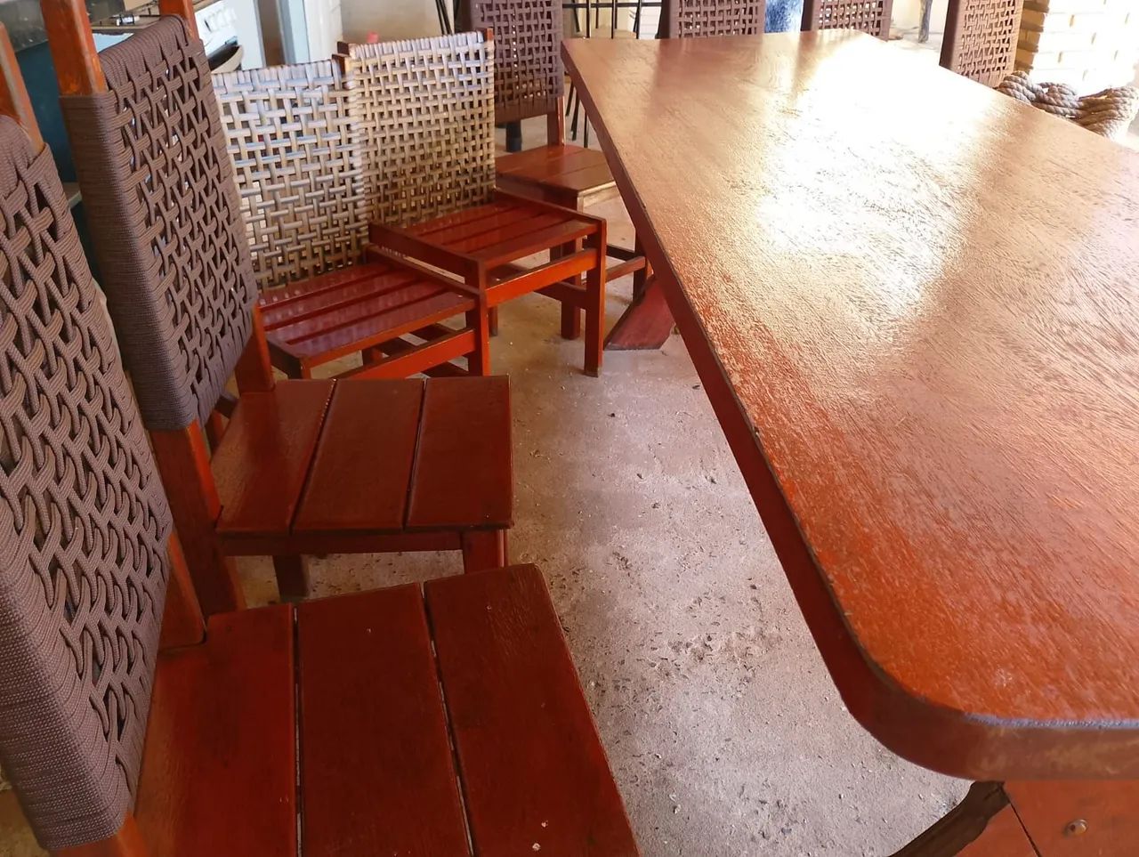 Mesa e cadeiras de madeira  - Foto 2