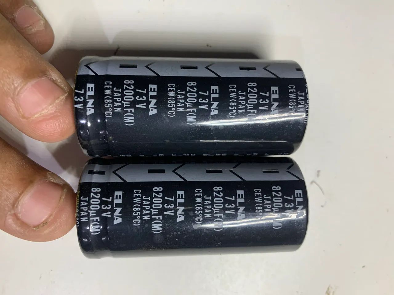Par capacitor eletrolítico 8200uf x 73v - Foto 2