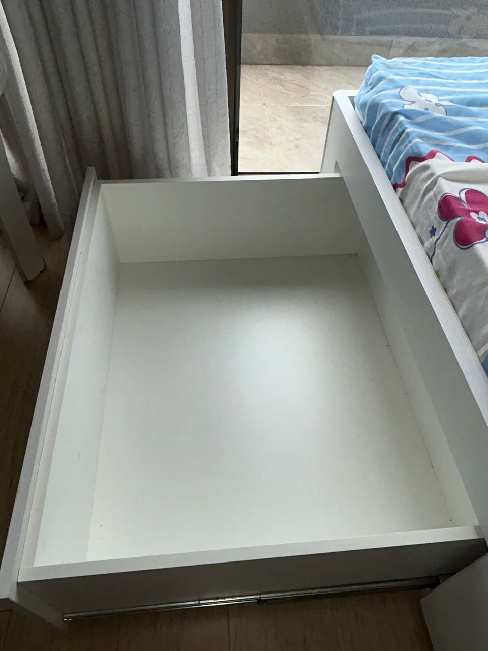 Cama solteiro com gavetões 
