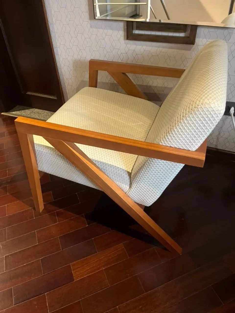  POLTRONA COM ESTRUTURA DE MADEIRA E ESTOFADO CLARO - Foto 5