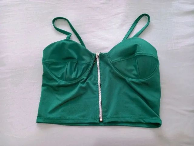 top verde com bojo e zíper frontal