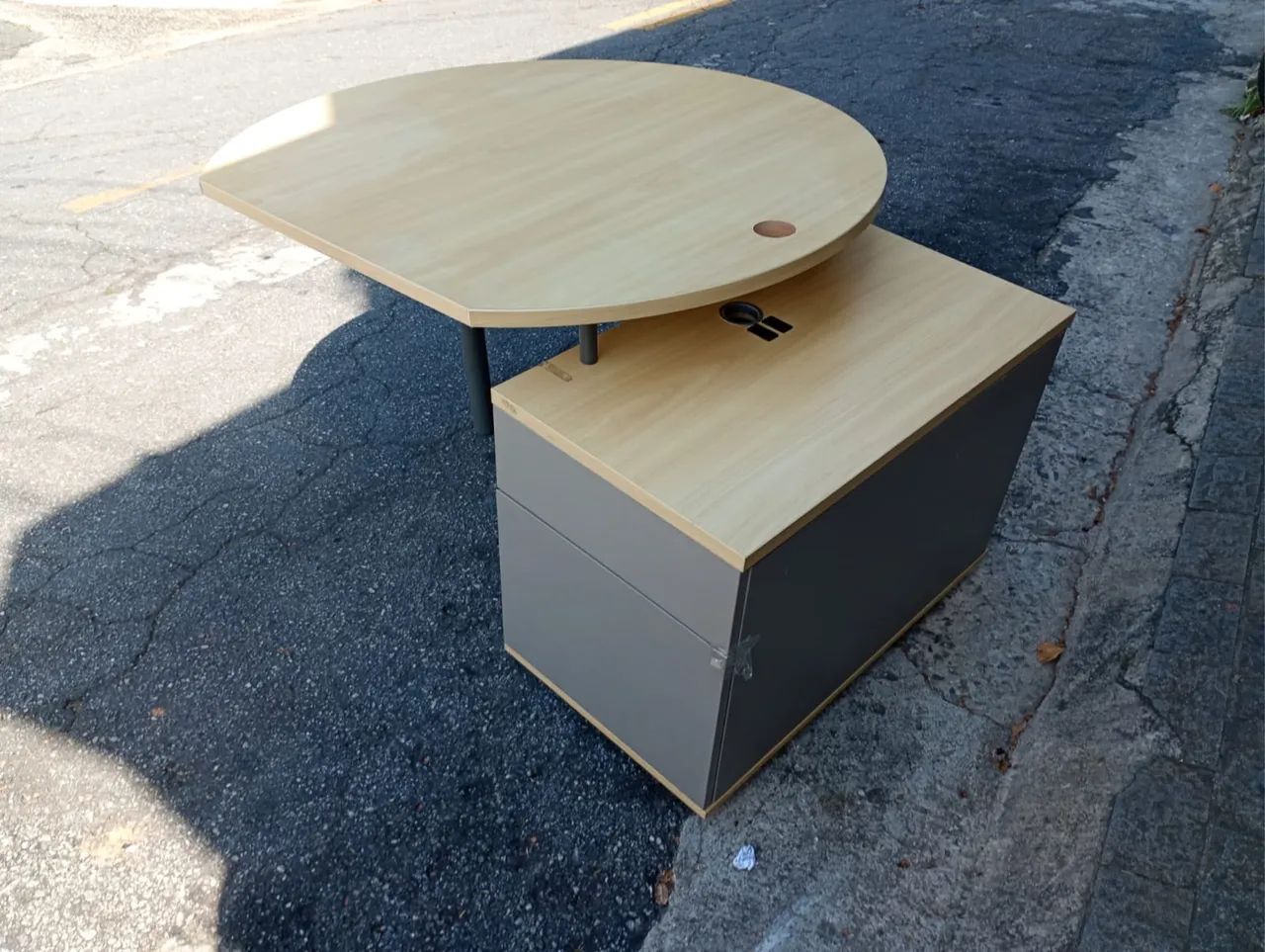 Mesa para escritório com armário baixo  - Foto 3