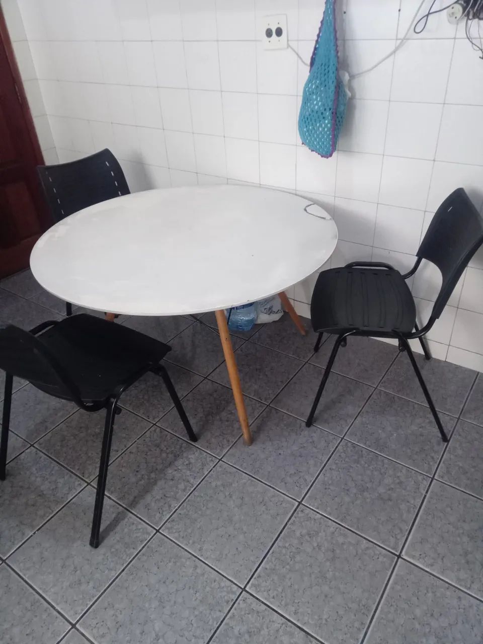 Vendo mesa com 3 cadeiras  - Foto 5