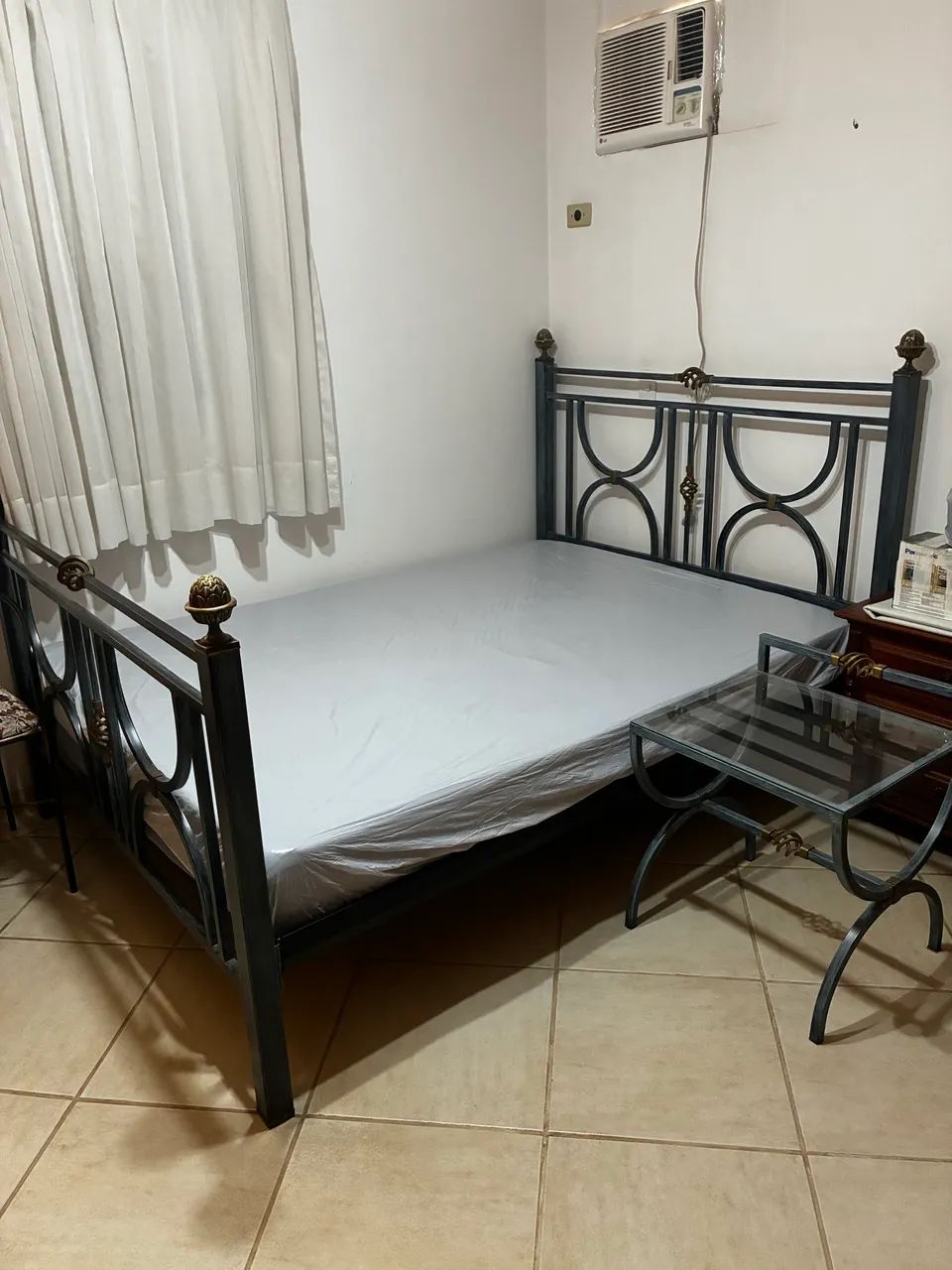 Cama de casal padrão em ferro 