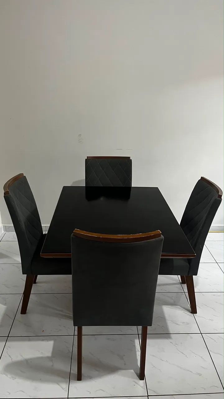 Mesa de jantar com 4 cadeiras