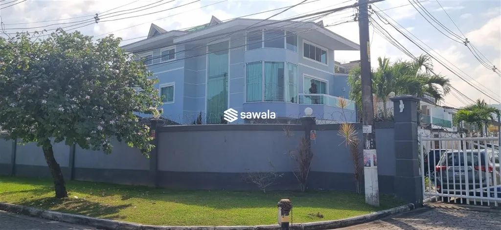 Linda casa Triplex - em condomínio - com RGI