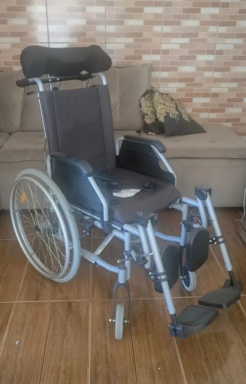 Vendo cadeira de rodas marca delamed - Foto 4