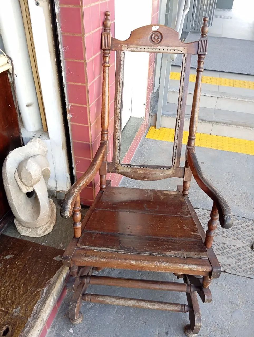 Poltrona de balanço em imbuía. - Foto 2