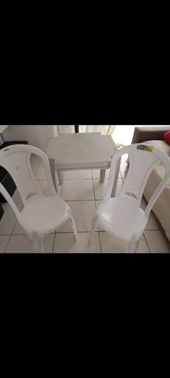 Mesa de plástico com duas cadeiras