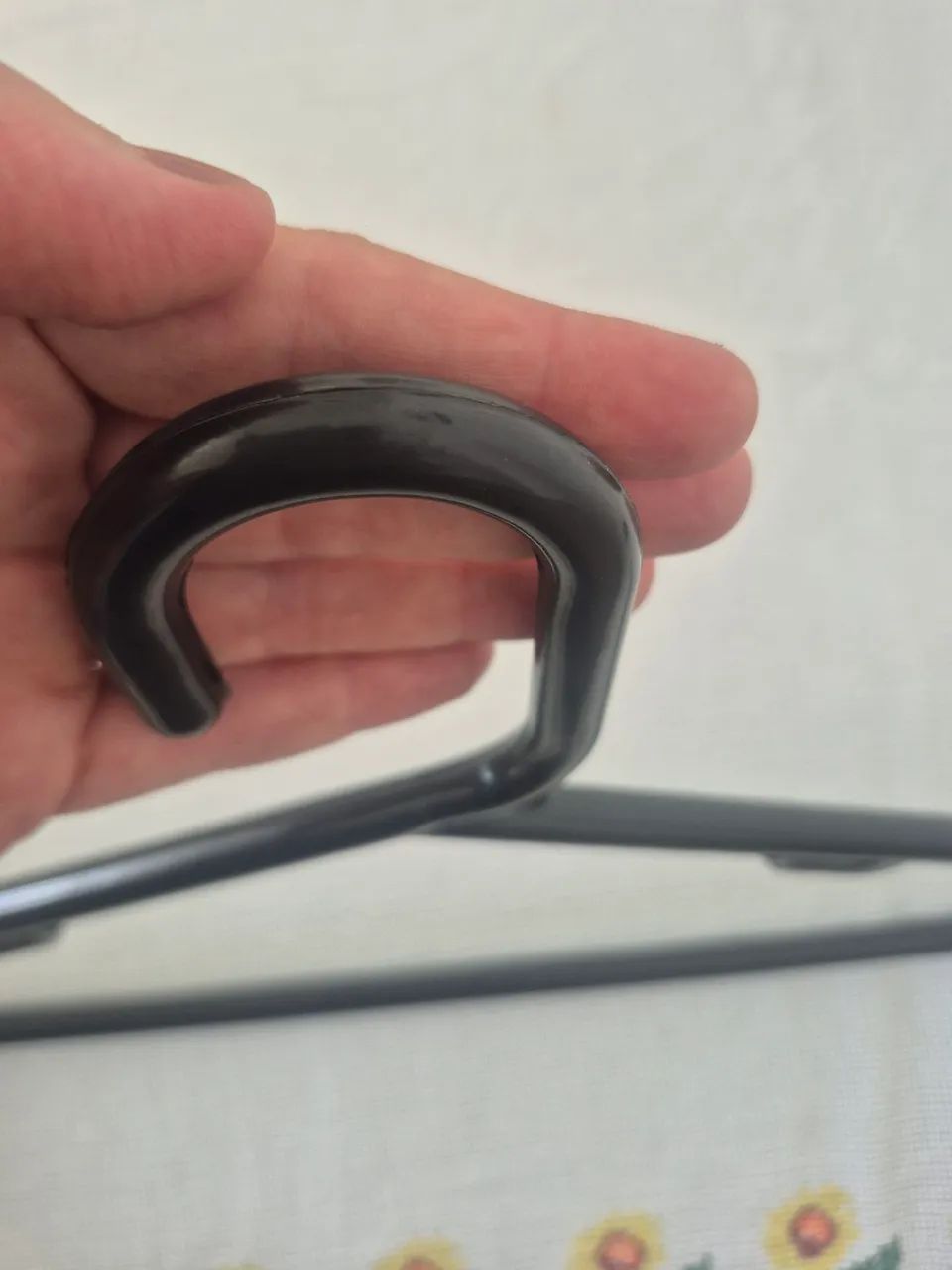 Cabide preto de plástico resistente  - Foto 2