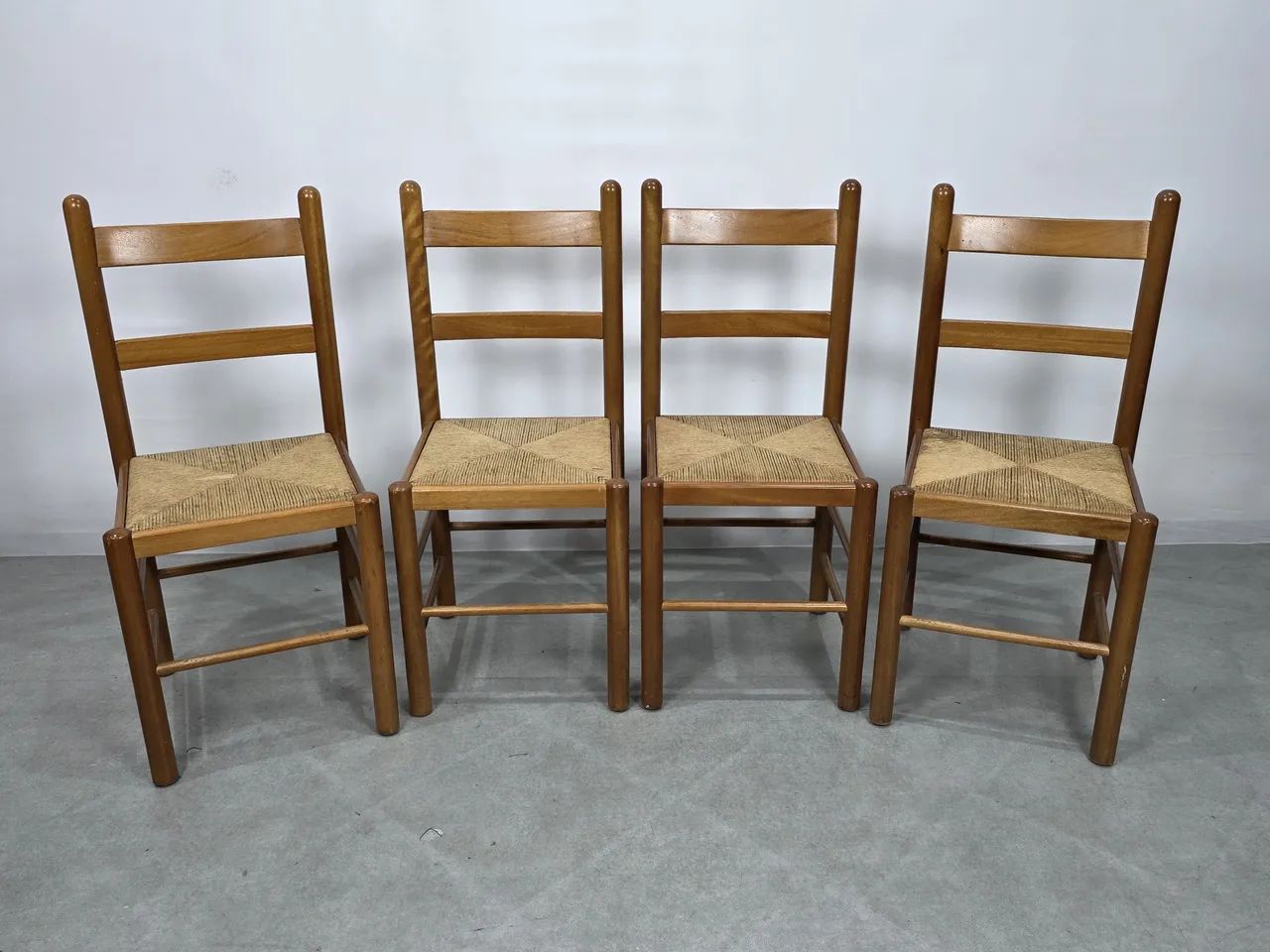 Conjunto de 4 cadeiras vintage em madeira maciça 