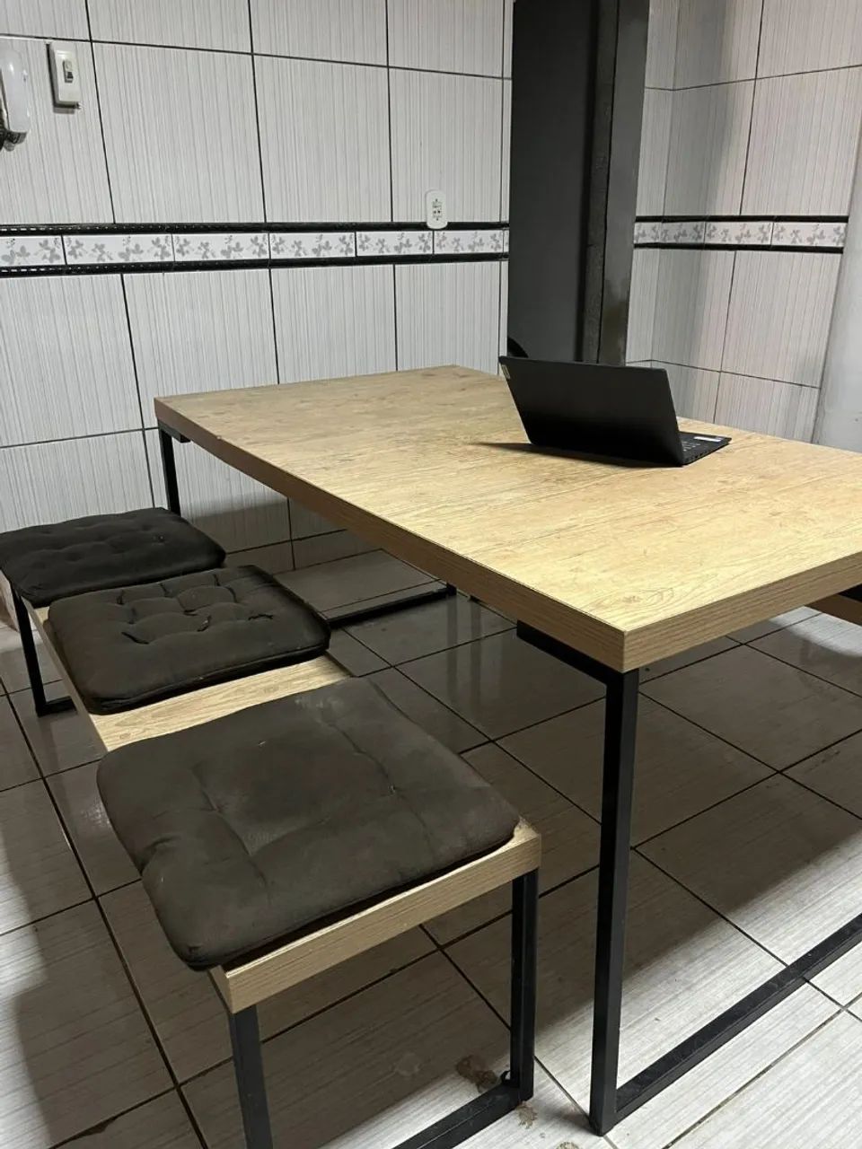 Mesa de jantar com dois bancos e 6 almofadas - Foto 2