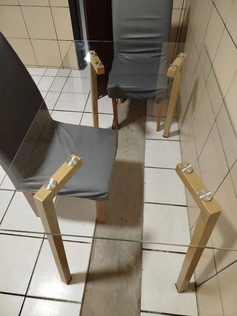 Jogo de mesa e cadeiras 