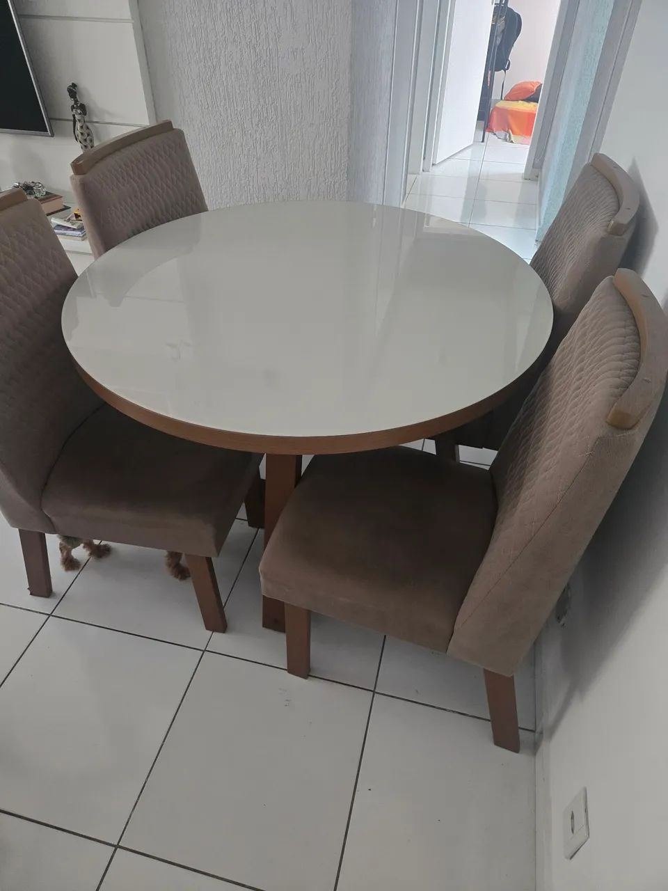 Vendo mesa com tampo de vidro e 4 cadeiraa - Foto 4