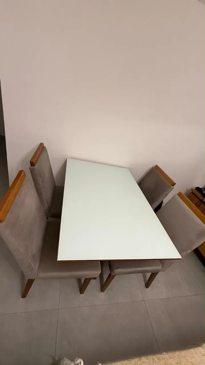 Mesa com 4 cadeiras 