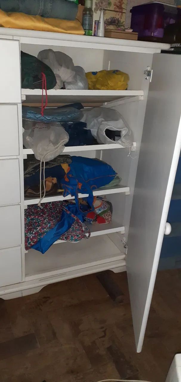 Cômoda de madeira cor branca com marcas de uso - Foto 5