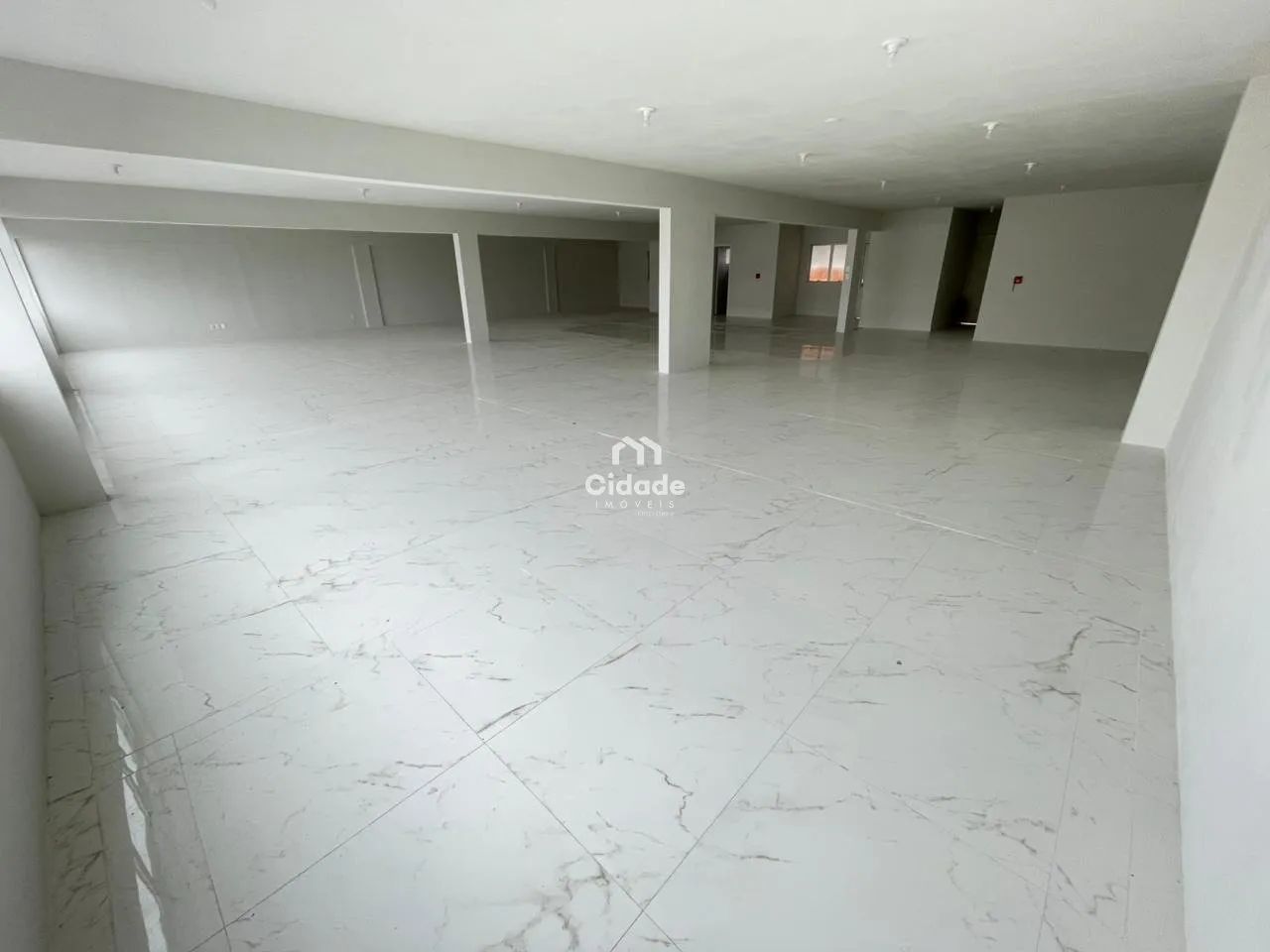 Sala comercial para locação no Centro - Ampla e com excelente visibilidade - Foto 3