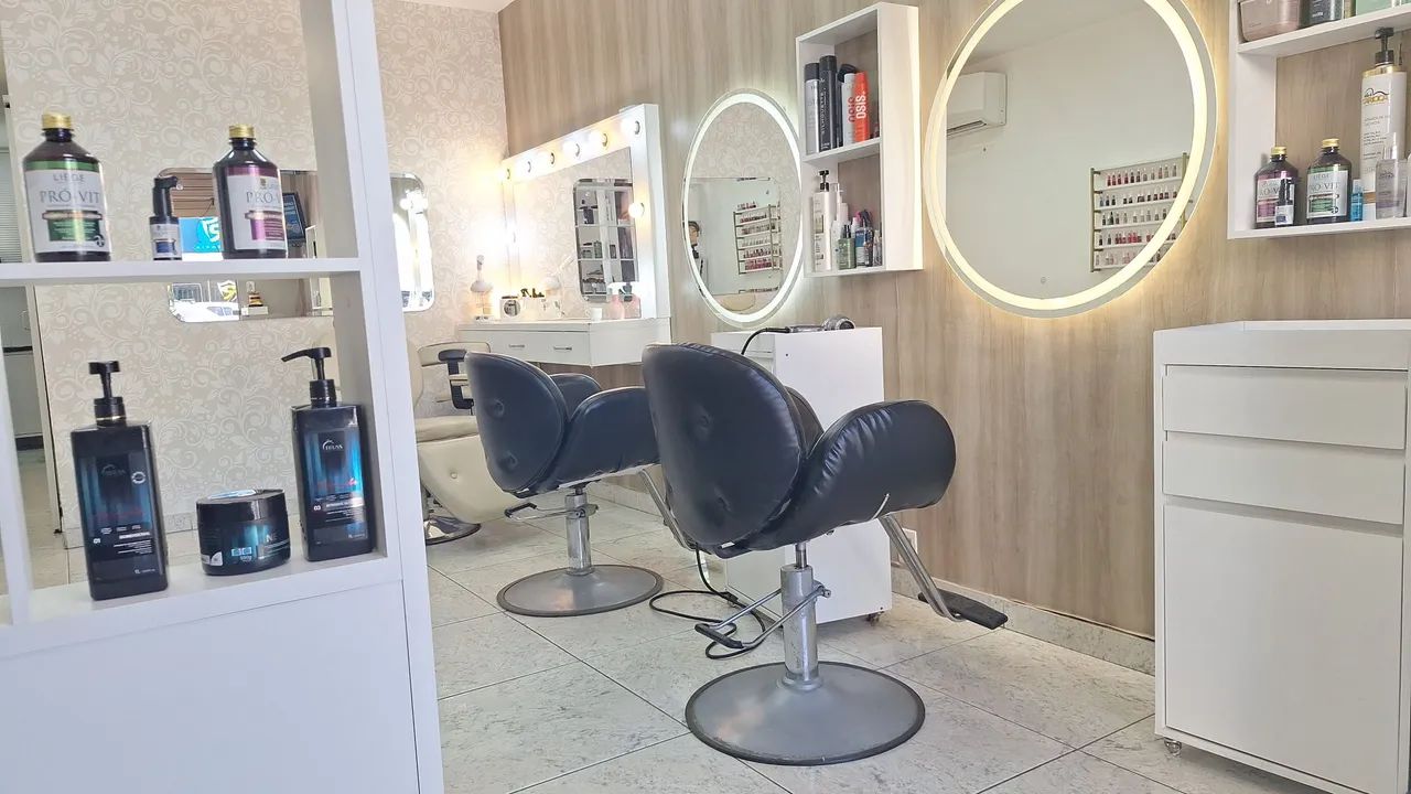 Precisa-se de manicure 