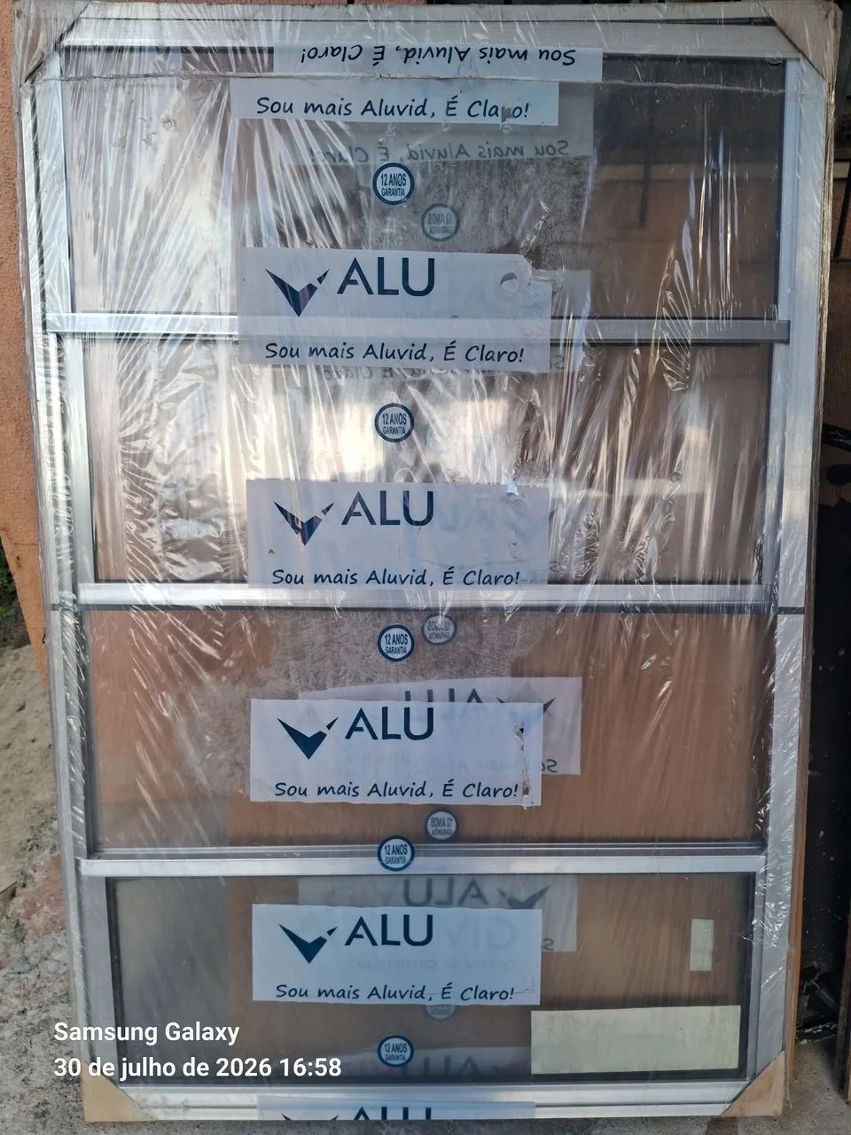 JANELA DE ALUMINIO 1,5 POR 1M . R$:200,00