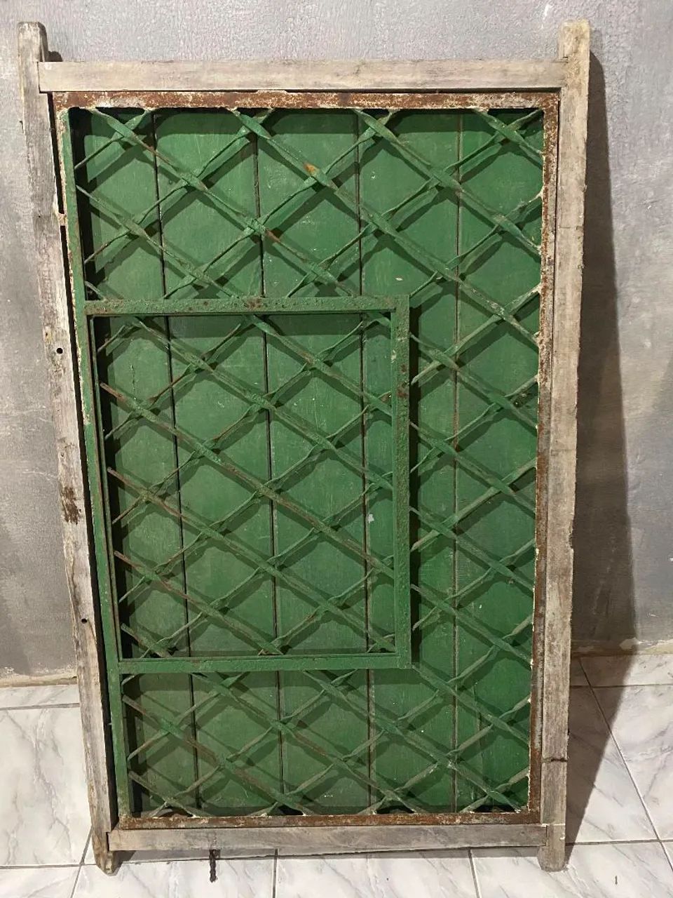 Janelão com grade 
