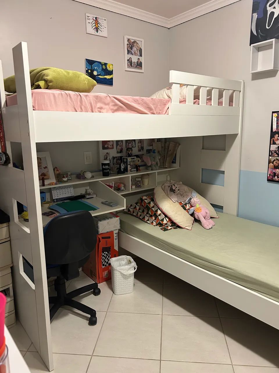 Cama beliche com escrivaninha