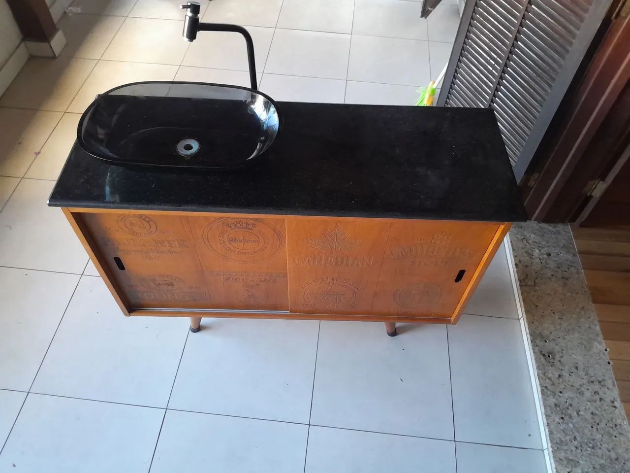 Bancada de cozinha com Pedra São Gabriel e pia sobreposta. 