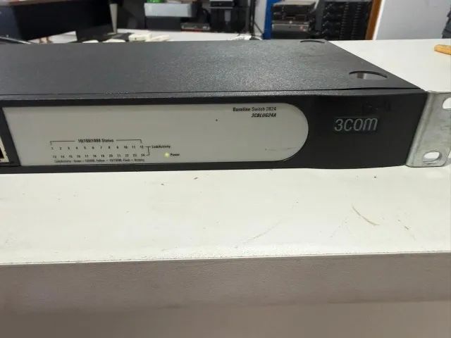 Switch 3Com Baseline 2824 - 24 Portas Gigabit 10/100/1000 - (3CBLUG24A)