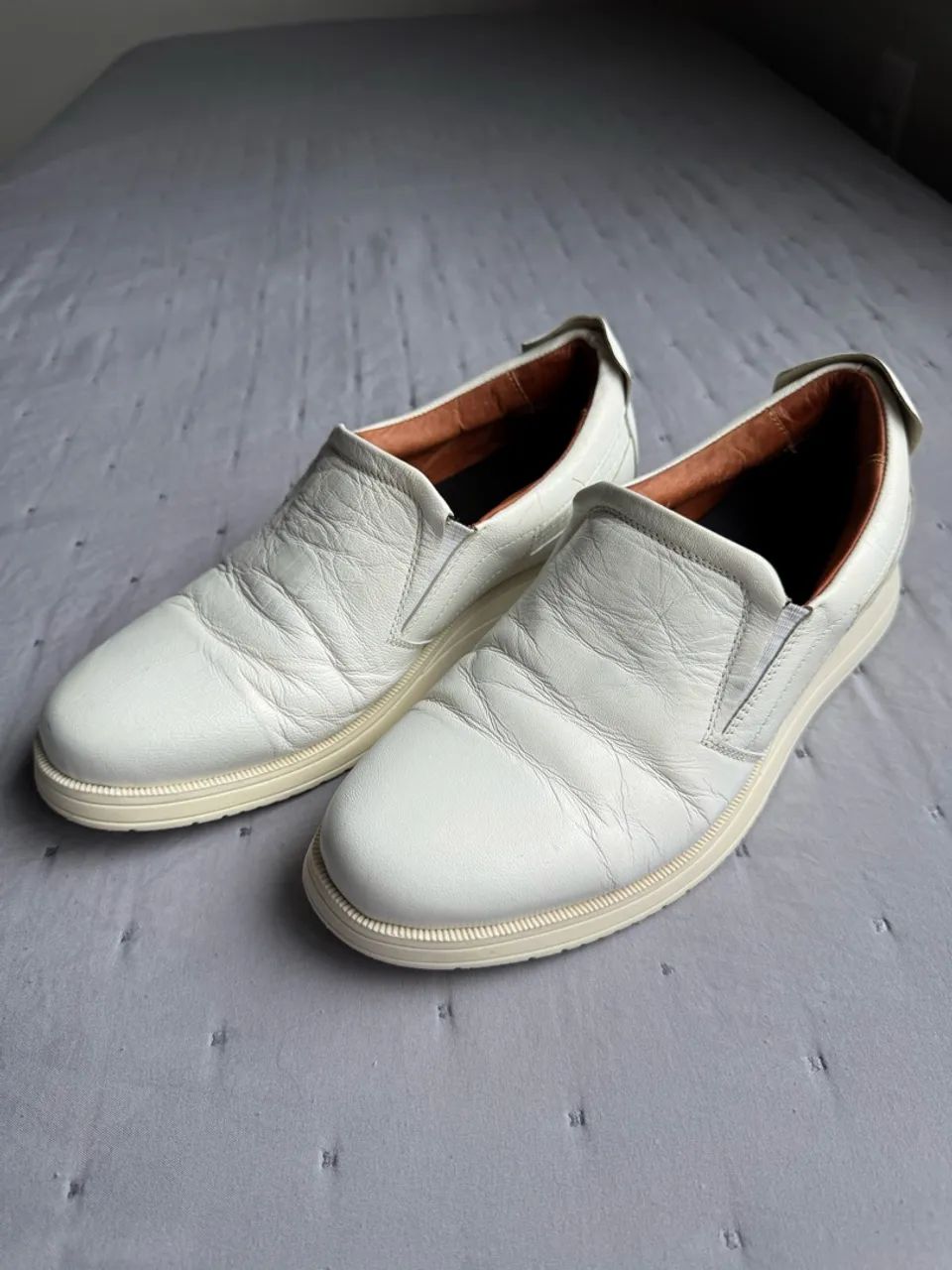 Tênis de couro branco