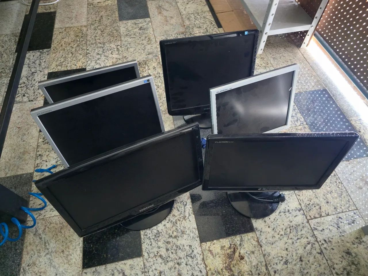 6 Monitor de 15 a 19 polegadas Funcionando