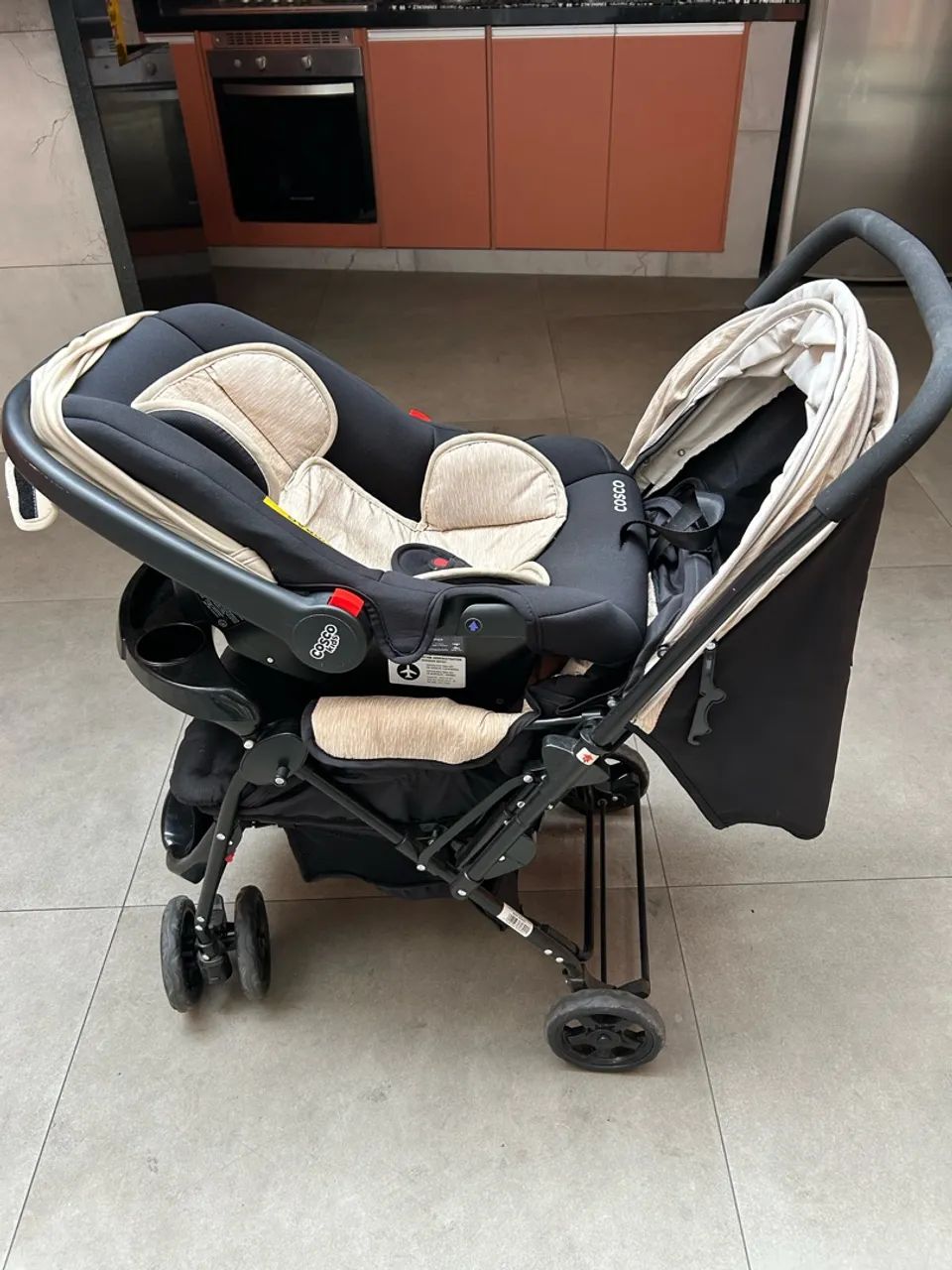 Carrinho de Bebê Alça Reversível com Bebê Conforto Cosco - Foto 2