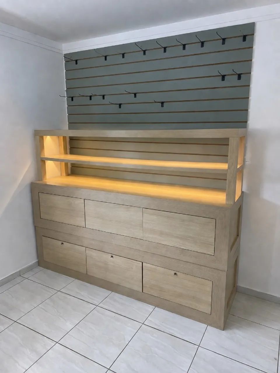 Movel Expositor de Madeira Naval com Led - Seminivo