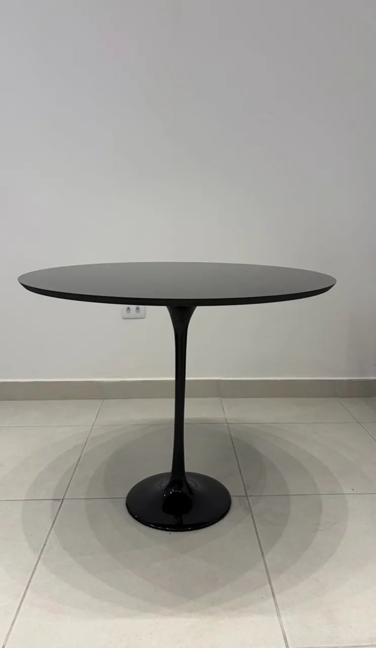 Mesa Saarinen Redonda 90cm Preta - Nova, sem uso