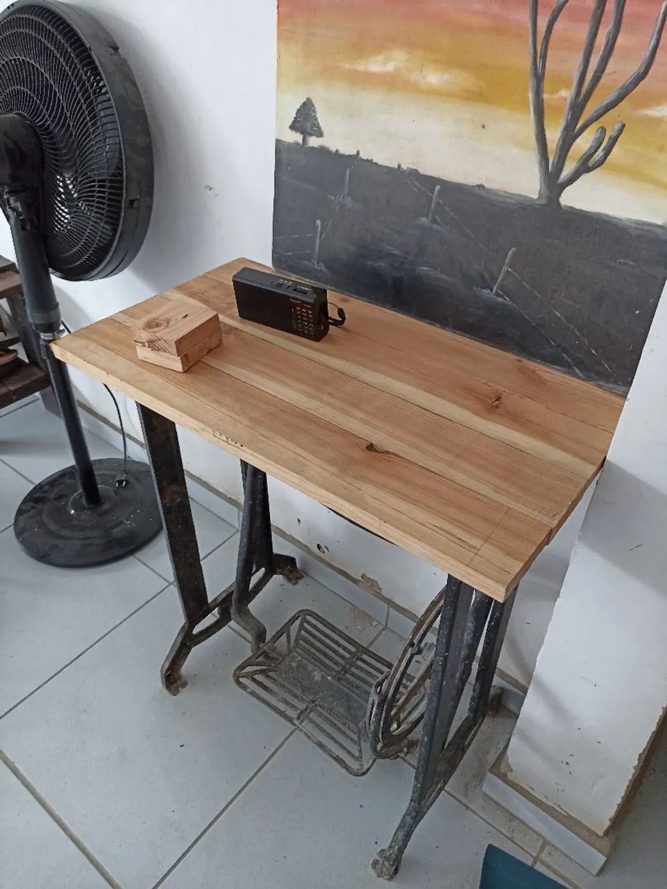 Mesa de canto com pé de máquina 
