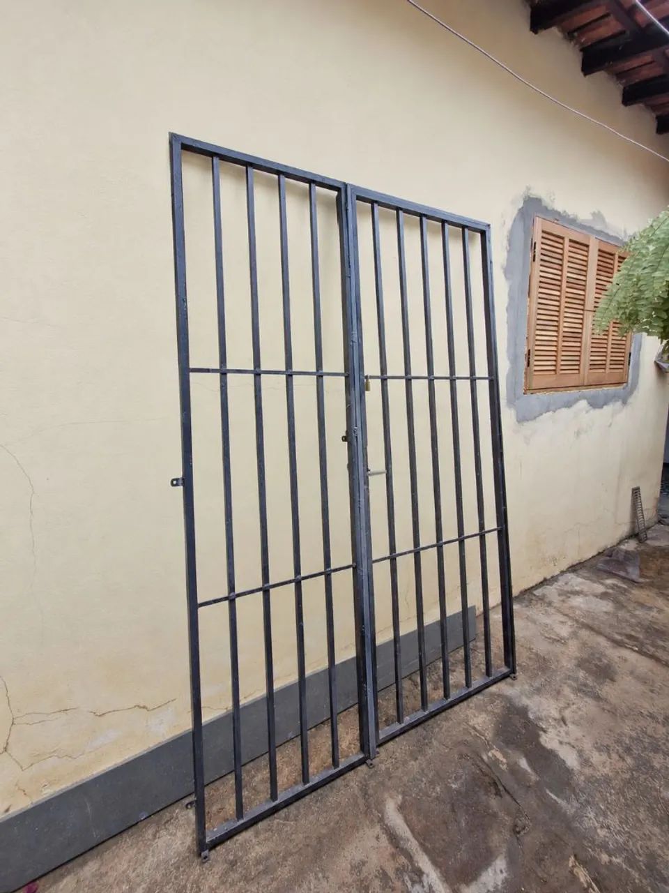 Vende Grade com porta.