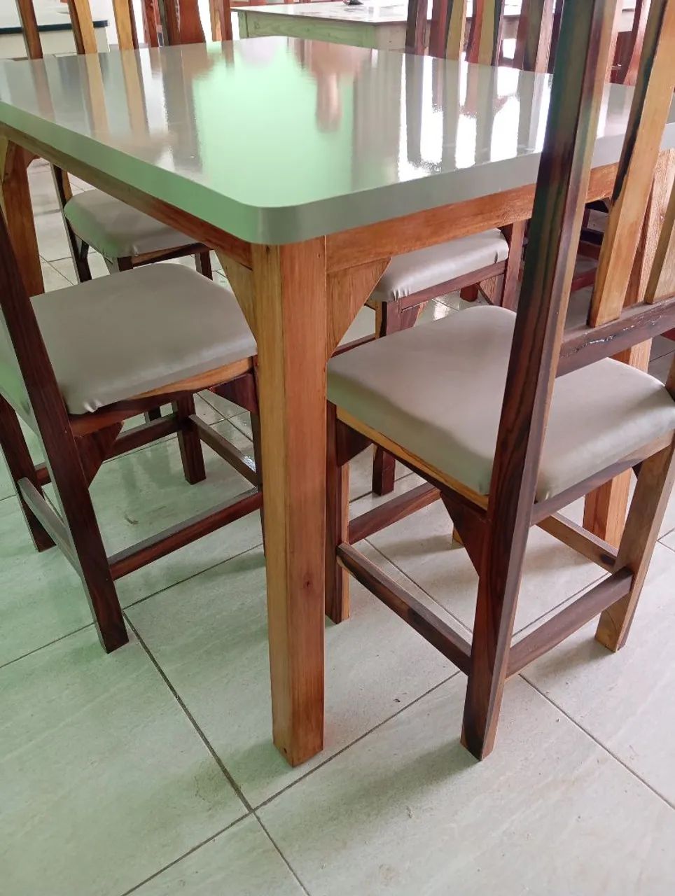 Mesa 4 cadeiras de madeira em Anápolis! - Foto 5