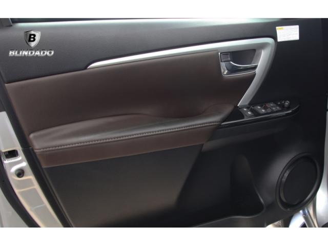 TOYOTA HILUX SW4 2.8 SRX 4X4 7 LUGARES 2017 - Foto 8
