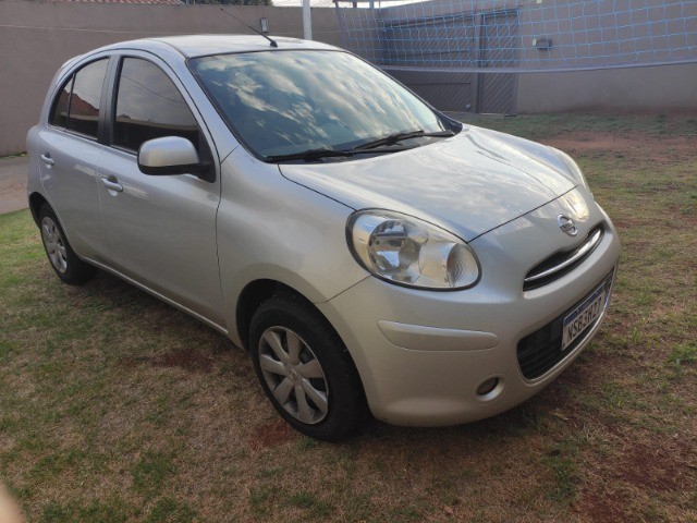 NISSAN MARCH 1.6, 13/14 PNEUS NOVOS E MULTIMÍDIA