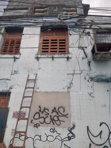 Três casas no Centro, próximo ao parque das crianças, com 40 dormitórios.