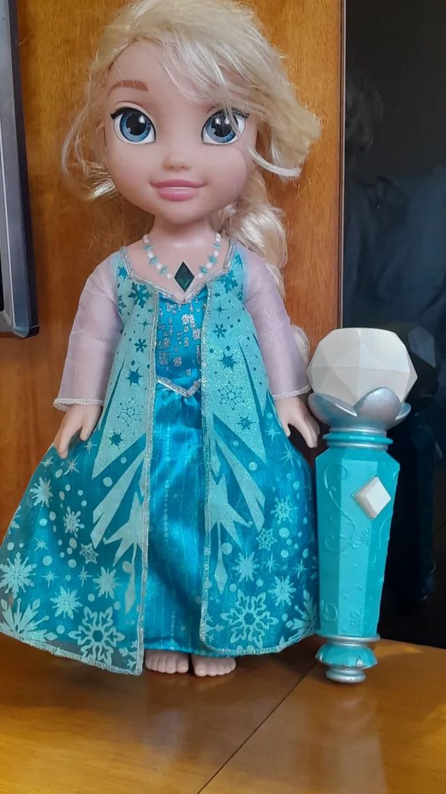 Boneca Frozen Elsa canta e brilha