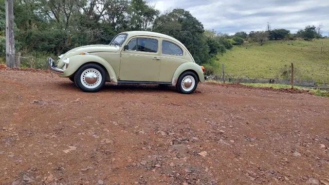 Carros Antigos - Relíquia bem guardada na garagem do dono.