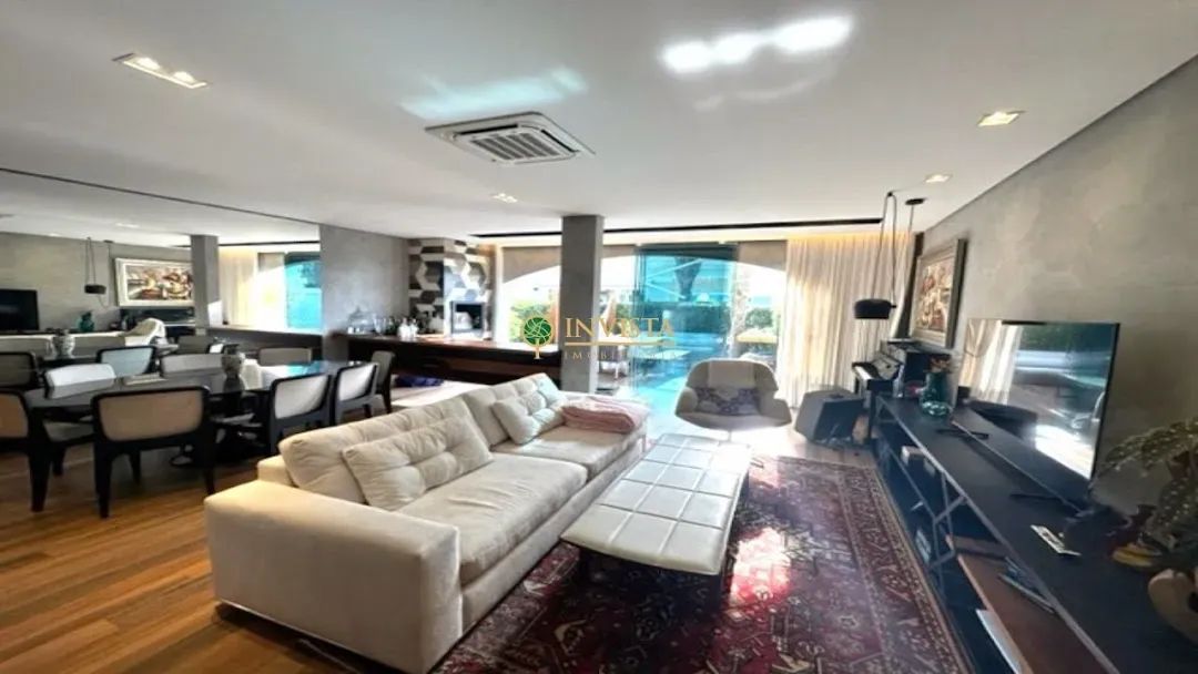 Casa em condomínio fechado com 3 suítes à venda em Florianópolis/SC.