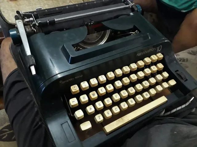 Máquina de Escrever Sperry Rand Remington 10 Conservada mas leia anuncio - Foto 2