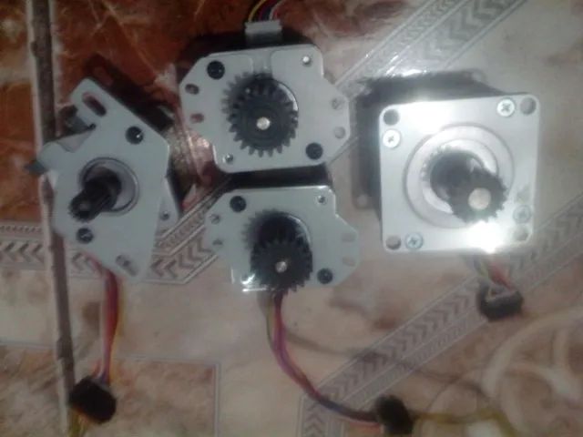 Lote com 4 motores de passo 