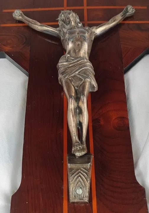 Antigo Crucifixo de Parede - em Bronze e Madeira - Foto 2