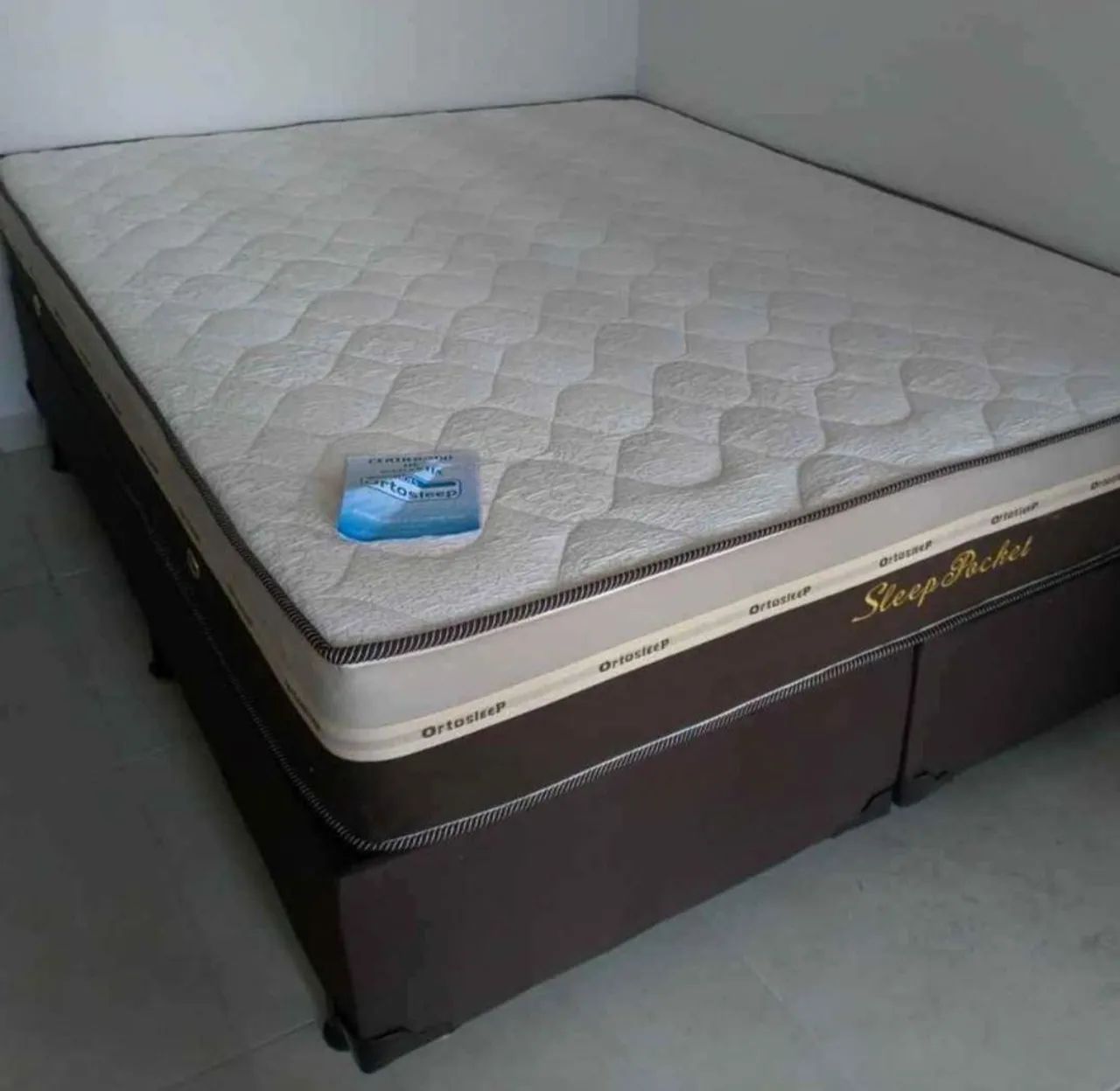 Cama com colchão molas ensacadas  na cor marrom 