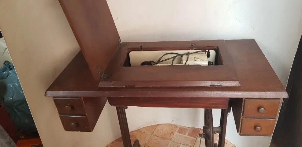Maquina de Costura Singer Flexiponto 240 Linda com Gabinete Vintage com pedal - Foto 5