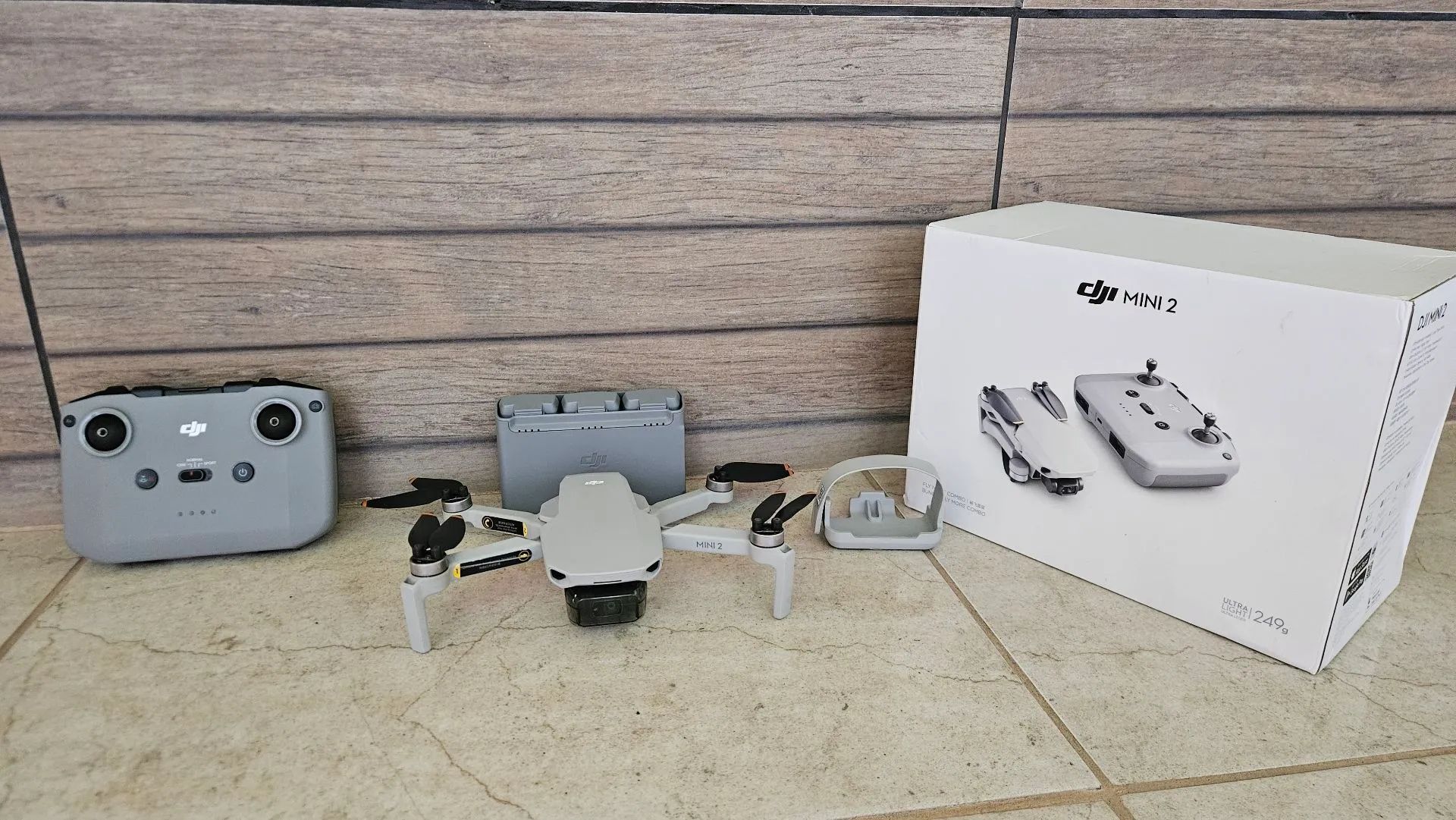 Mini drone DJI Mini 2 Fly More Combo coma câmera 4K cinza 2.4GHz com 3 baterias - Foto 2