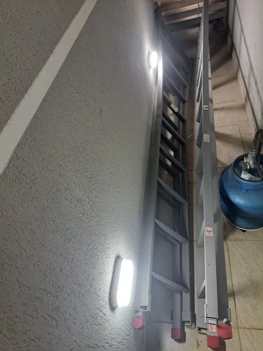 2 escadas galvanizadas com pintura eletrostática extensiva 10X2  - Foto 3